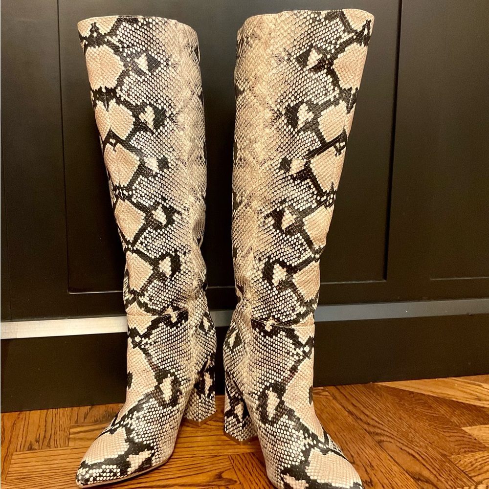 Women’s Faux Snake Skin Boot Size 6 Fireflyy